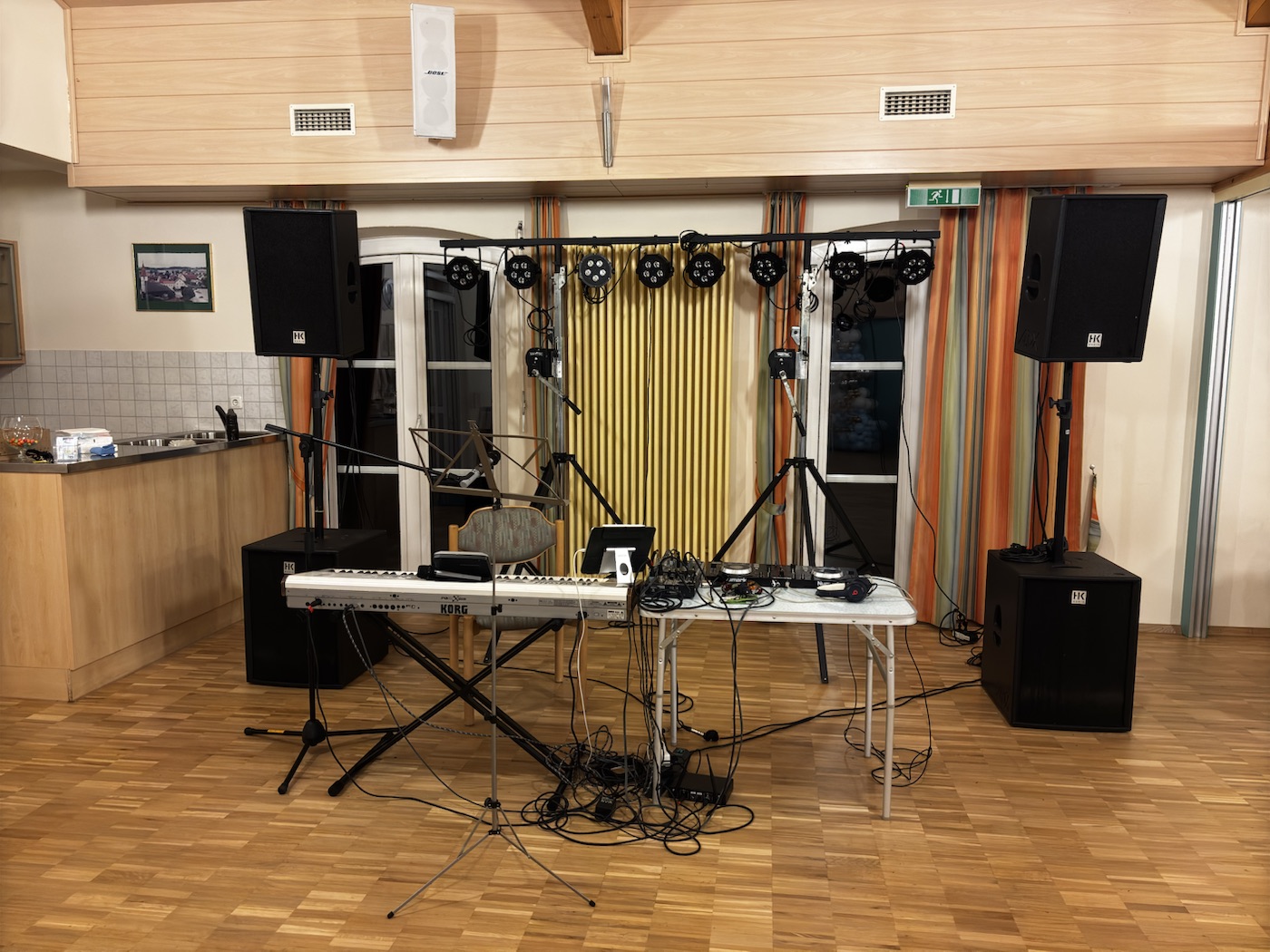 Eventaufbau mit Keyboard, DJ-Pult, Lautsprechern und Licht