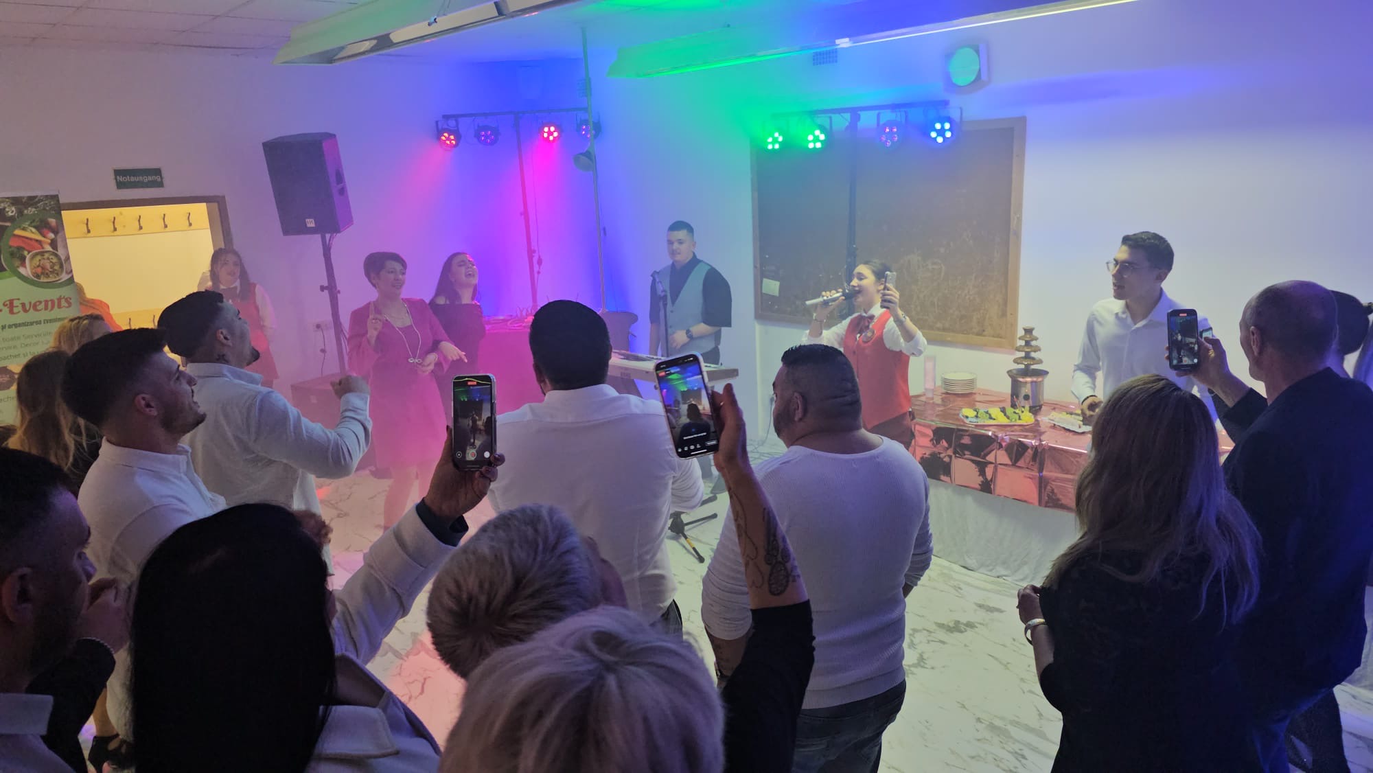 Rumänische Familienfeier mit Publikum, Gesang und DJ Mundi