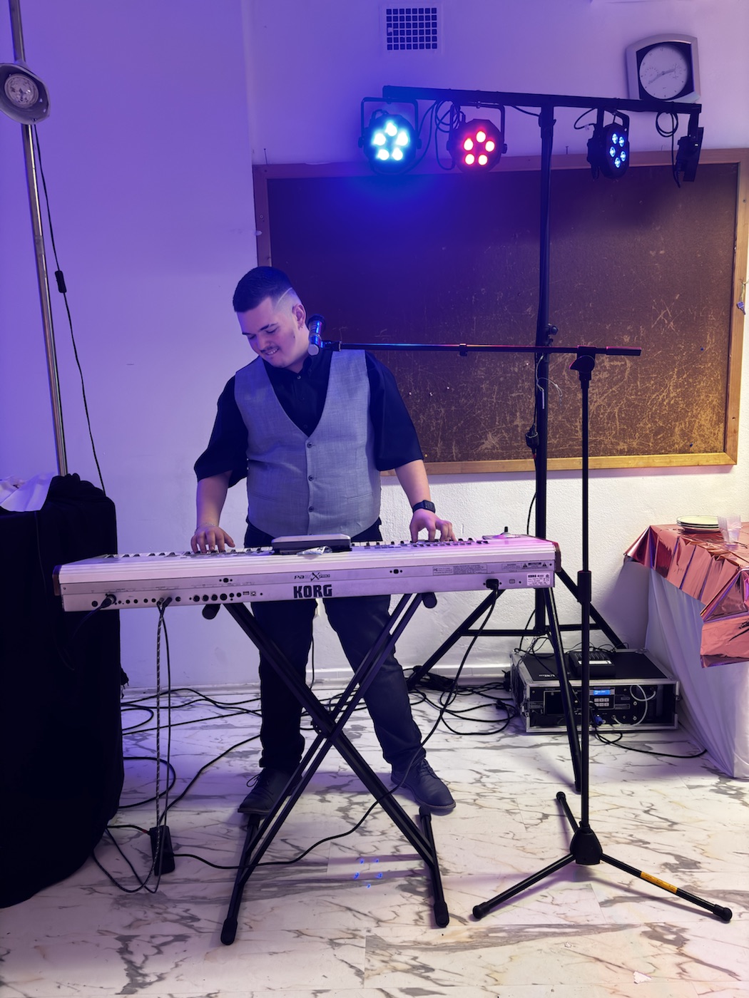 DJ Mundi spielt bei einer Familienfeier Keyboard