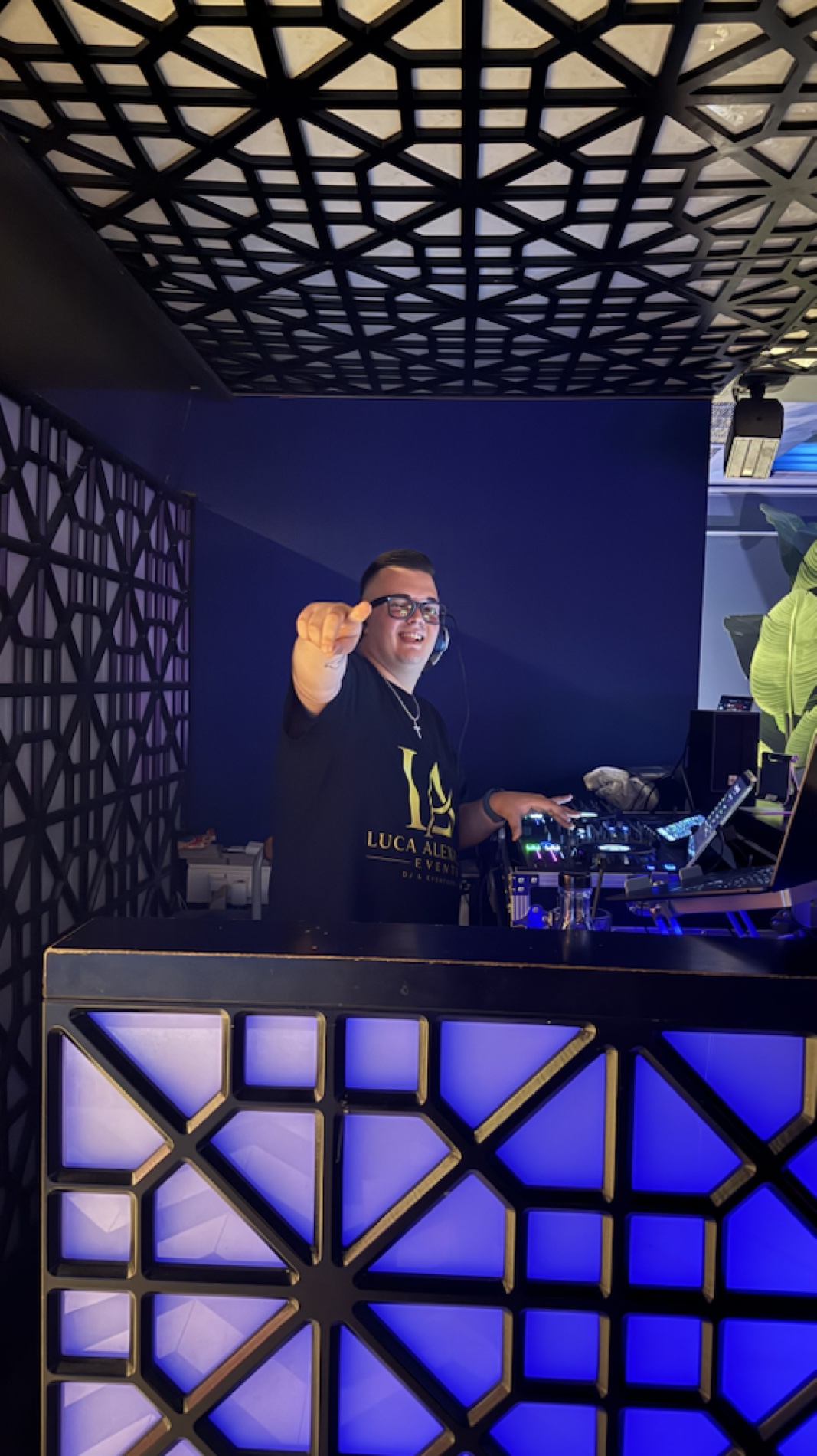DJ Mundi hinter seinem beleuchteten DJ-Pult