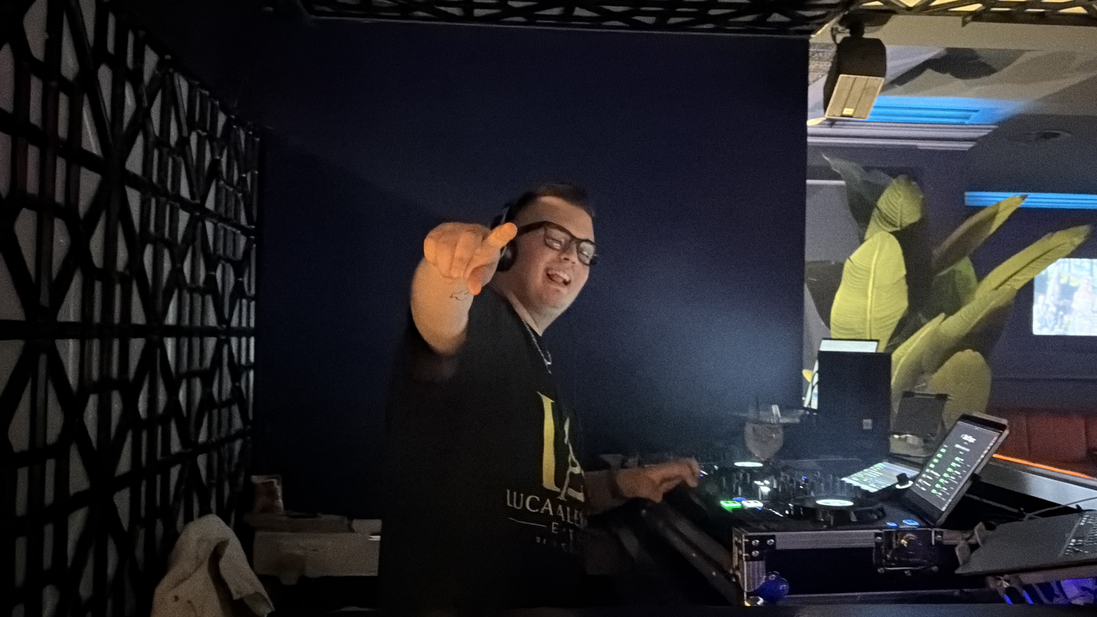 DJ Mundi während eines Auftritts