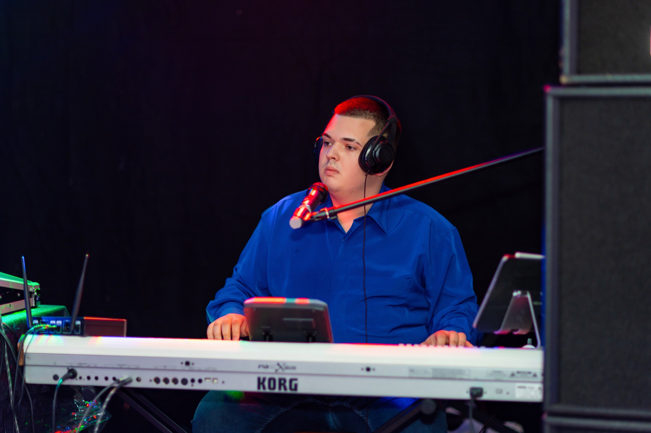DJ Mundi spielt an einem Korg-Keyboard