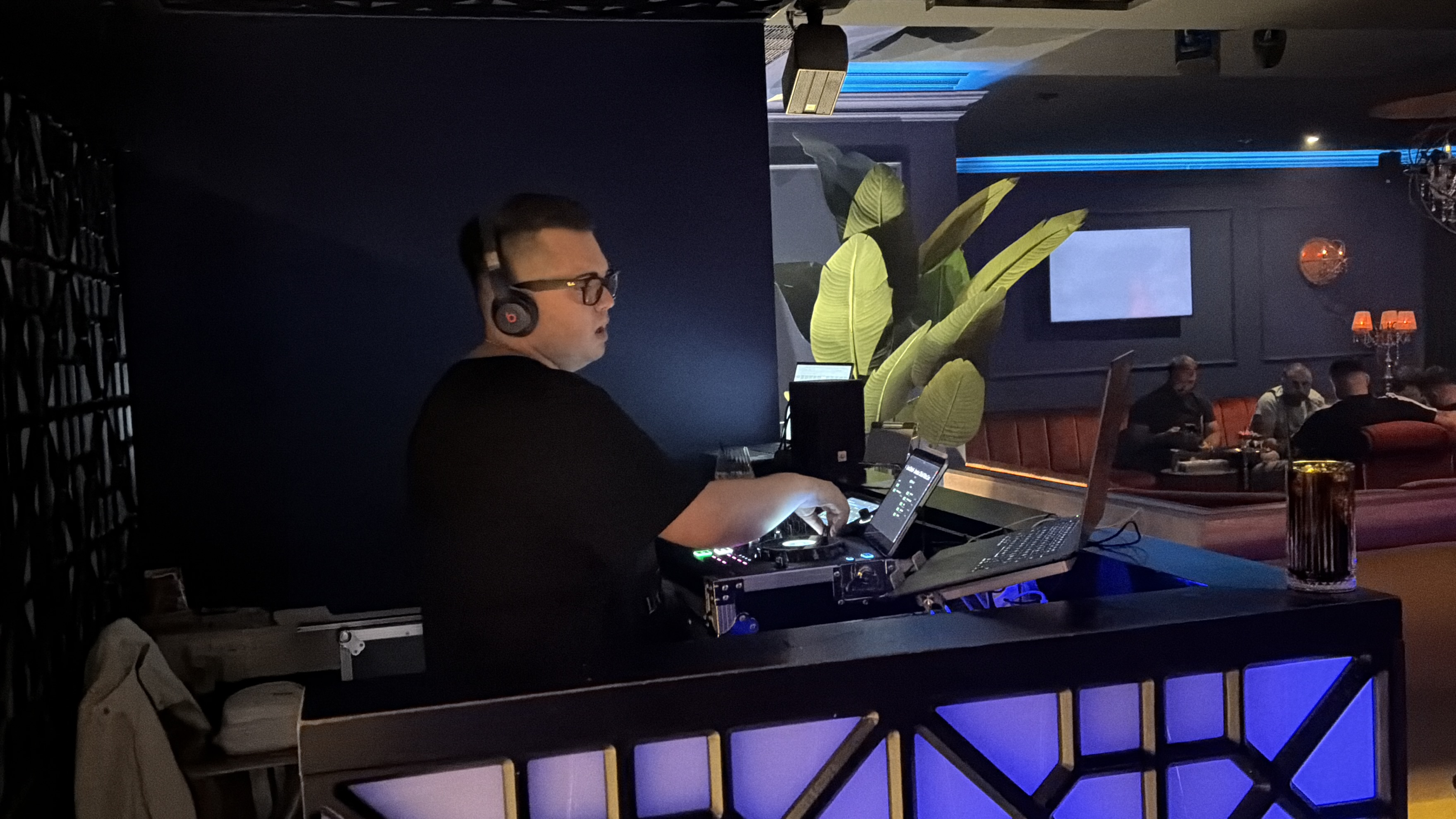 DJ-Pult und Gäste im Grace