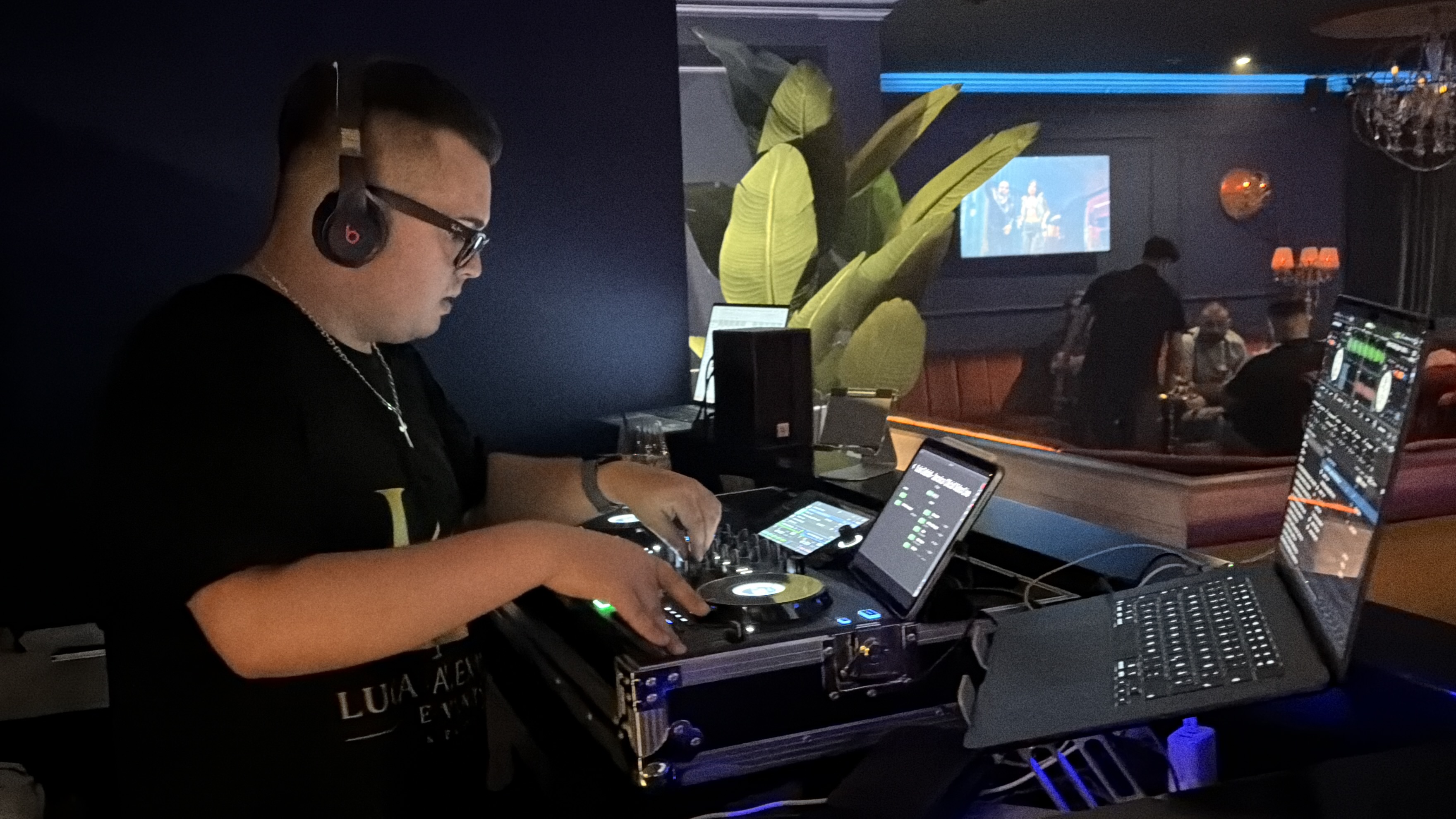 DJ Mundi arbeitet am Controller
